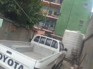 Toyota Hilux 2000 White