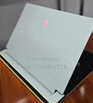 New Laptop Alienware M17x R2 16GB Intel Core I7 SSD 1T