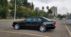 Photo - Mercedes-Benz E230 1997 Black