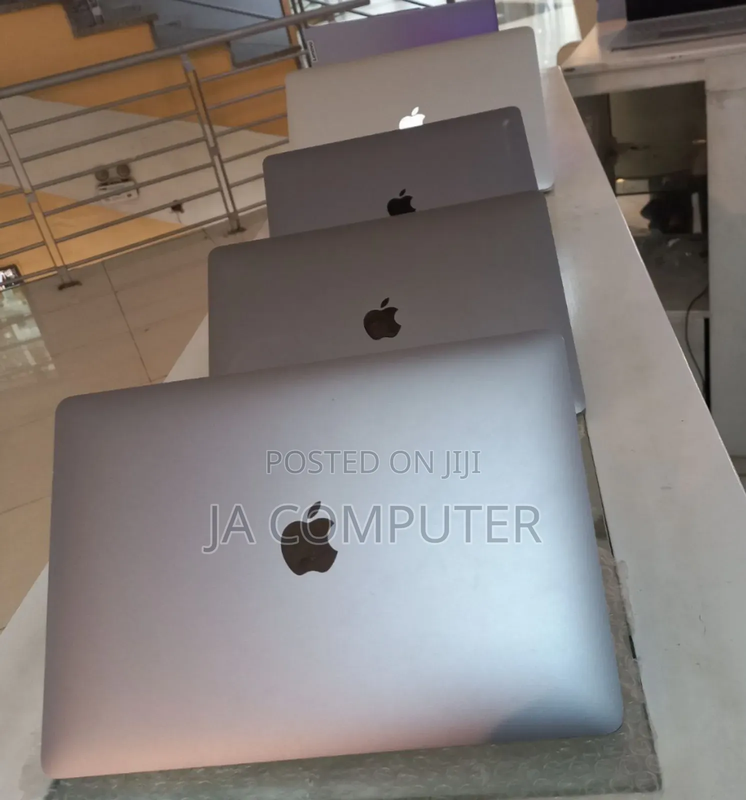 New Laptop Apple MacBook Pro 2018 8GB Intel Core I5 SSD 512GB