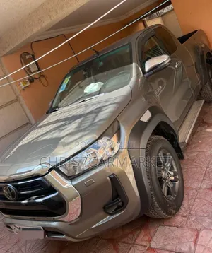 Photo - Toyota Hilux 2023 Gray
