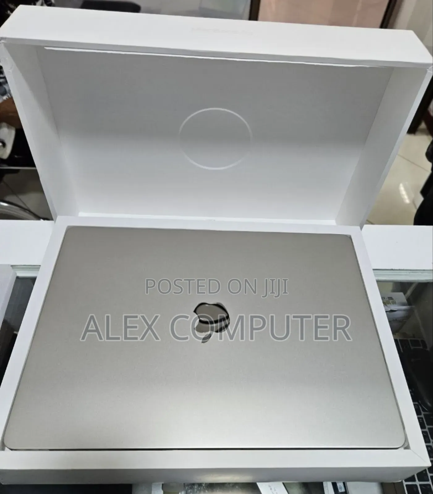 New Laptop Apple MacBook Air 2022 M2 8GB Apple M2 SSD 256GB