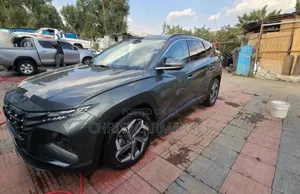 Photo - Hyundai Tucson Limited 2022 Gray