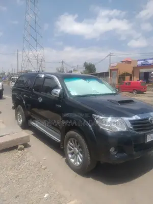Photo - Toyota Hilux 2012 Black