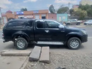 Toyota Hilux 2012 Black