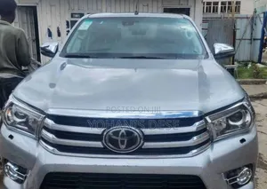 Photo - Toyota Hilux 2018 Silver