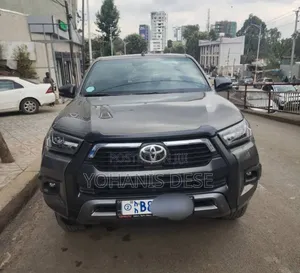 Photo - Toyota Hilux 2022 Gray