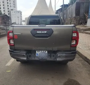 Toyota Hilux 2022 Gray