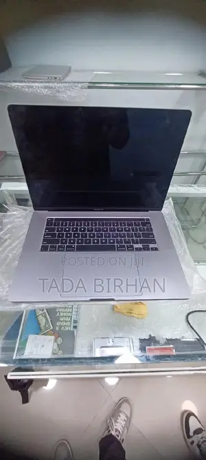 New Laptop Apple MacBook Pro 2017 8GB Intel Core i5 SSD 256GB