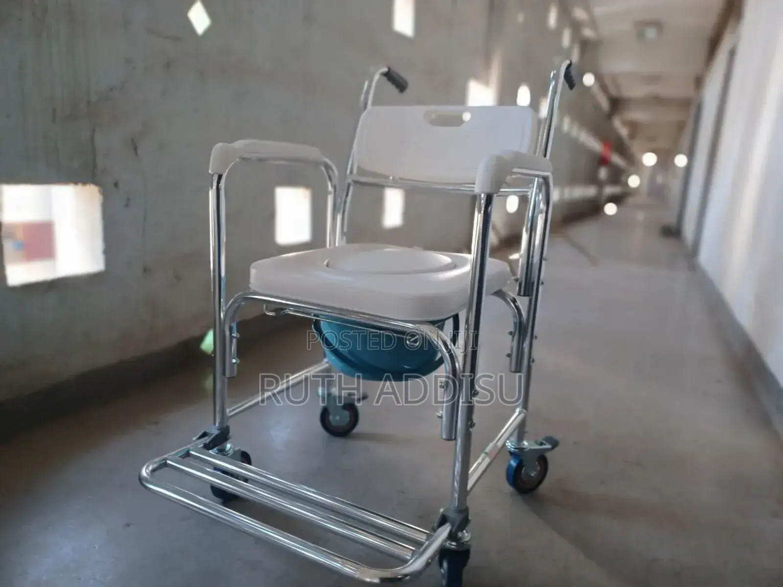ባለ ጎማ ፖፖ ያለውwheel Chair43commode Wheel Chair43poty Wheel