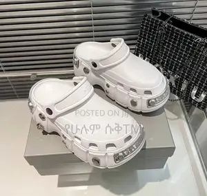 Photo - Women’S Chunky Slip-on Sandals Crocs