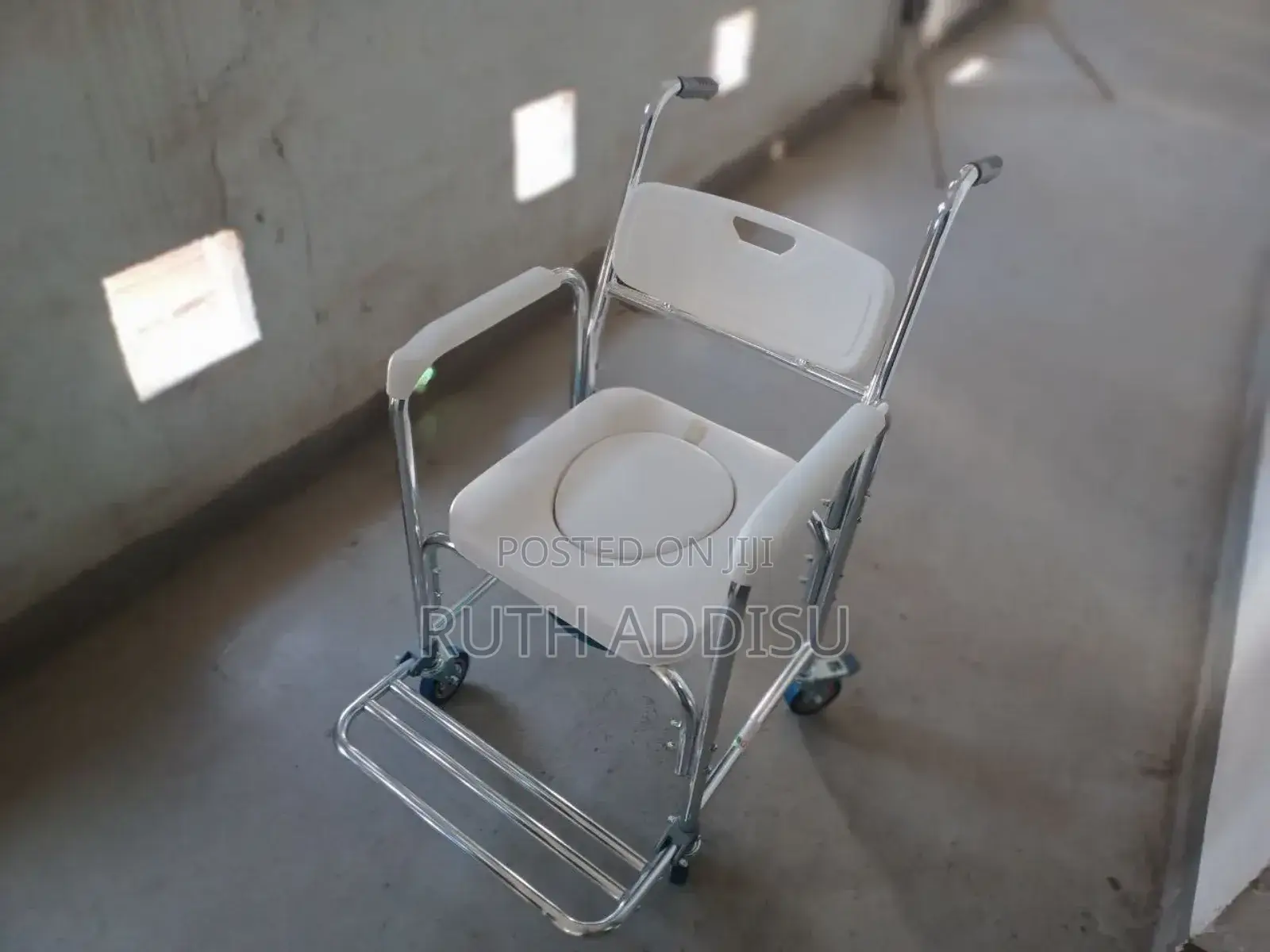ባለ ጎማ ተንቀሳቃሽ ፖፖ14commode Chair White Seat44commode Chair