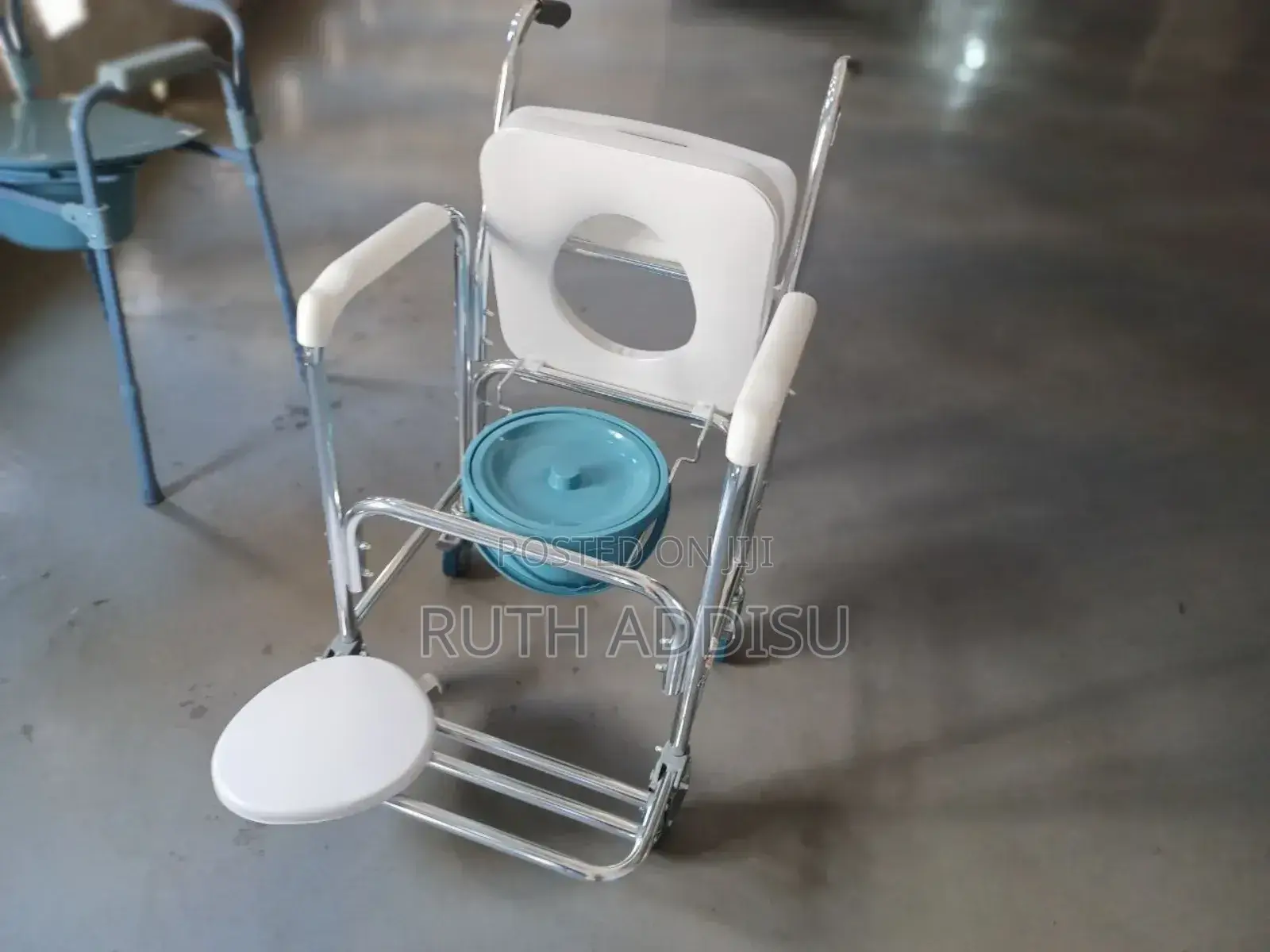 ተንቀሳቃሽ ባለ ፖፖ ወንበር Commode Portable Chair43commode Chair New