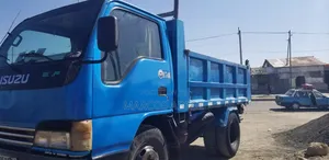 Isuzu NKR Gelbach (ትንሿ ገልባጭ)