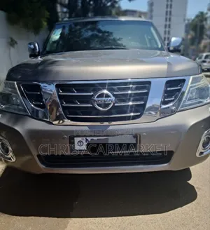 Photo - Nissan Patrol 2017 Gold