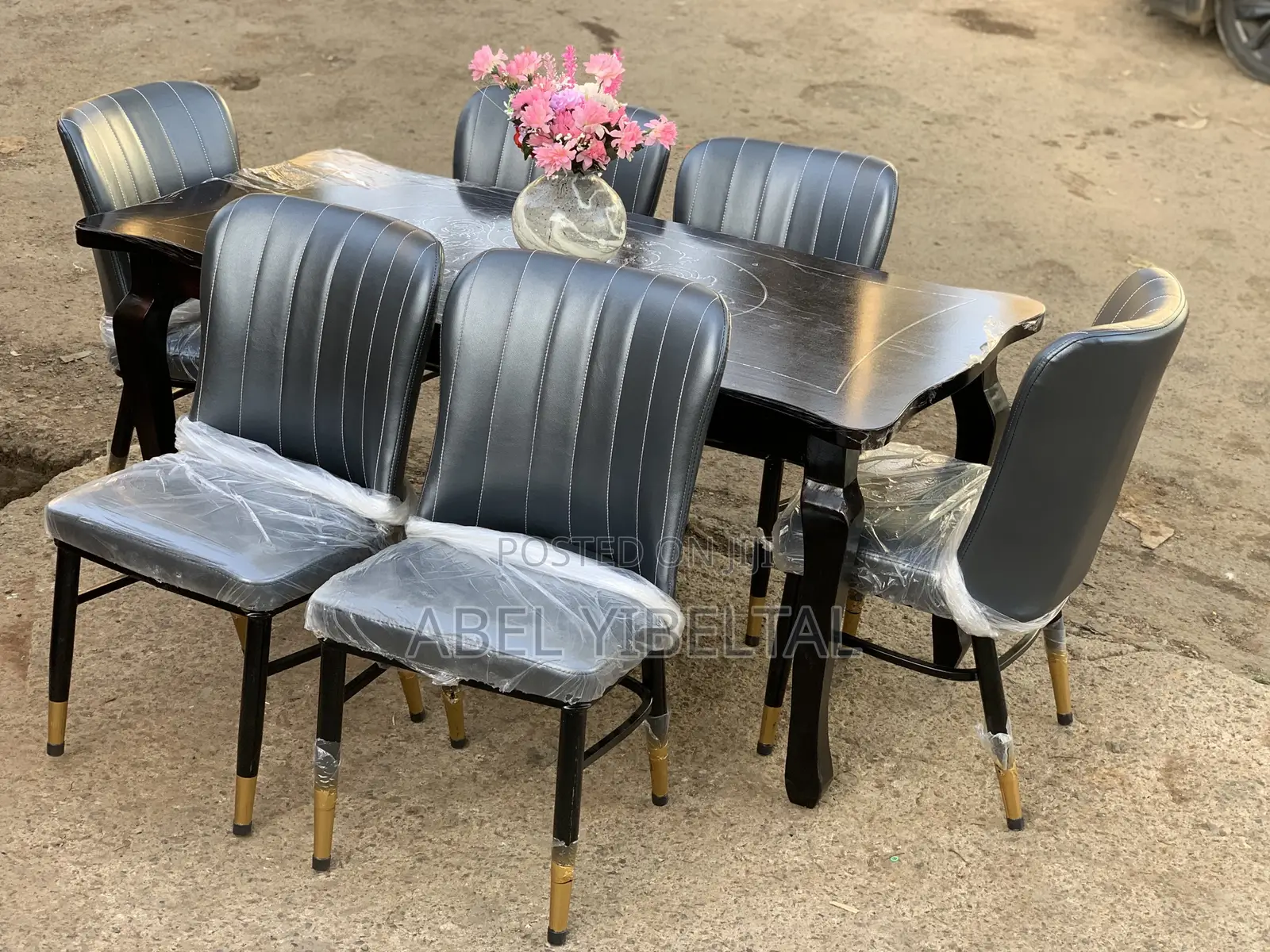 ውብ እና ዘመናዊ ባለ ስድስት መቀመጫ ከአንድ አመት ዋስትና ጋር