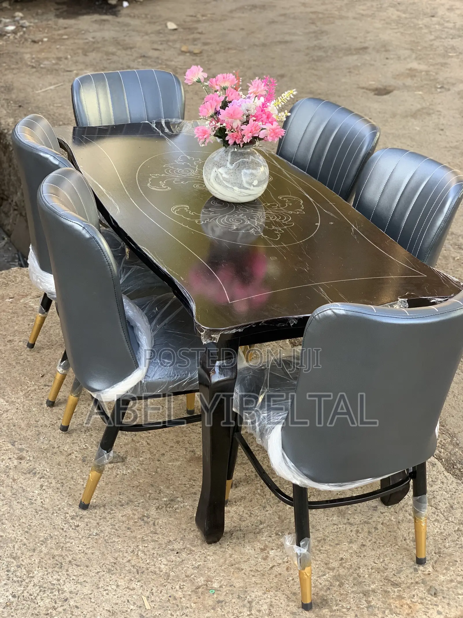 ውብ እና ዘመናዊ ባለ ስድስት መቀመጫ ከአንድ አመት ዋስትና ጋር