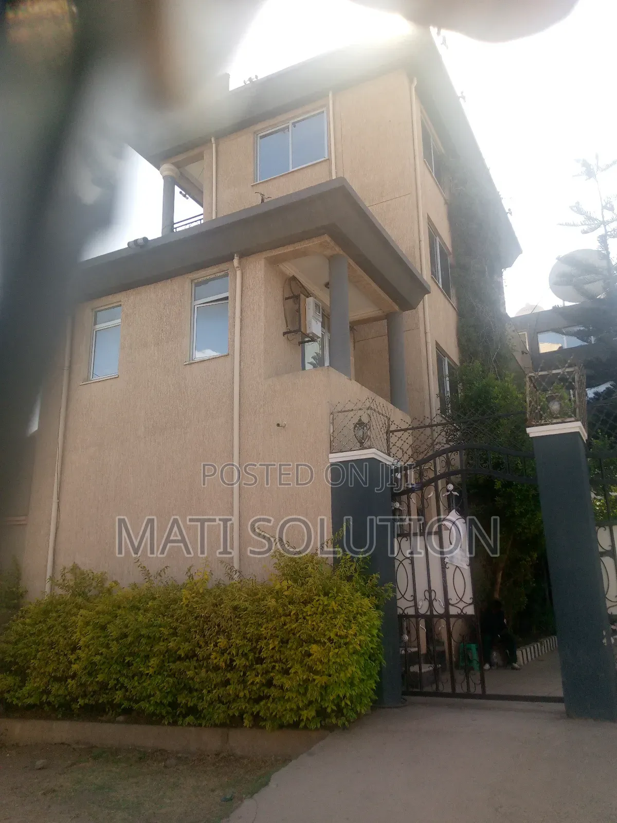 27 ክላስ ያለው ገስታውስ ከነ ሙሉ እቃው ከነ ሙሉ ግቢው እሚከራይ የለመደ ቦታ