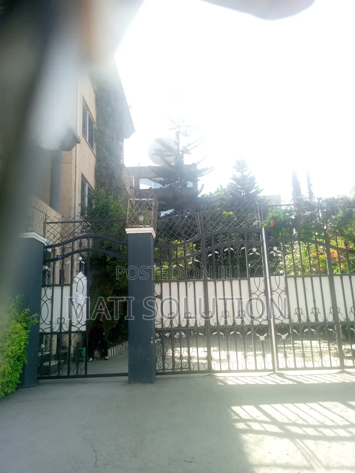 27 ክላስ ያለው ገስታውስ ከነ ሙሉ እቃው ከነ ሙሉ ግቢው እሚከራይ የለመደ ቦታ