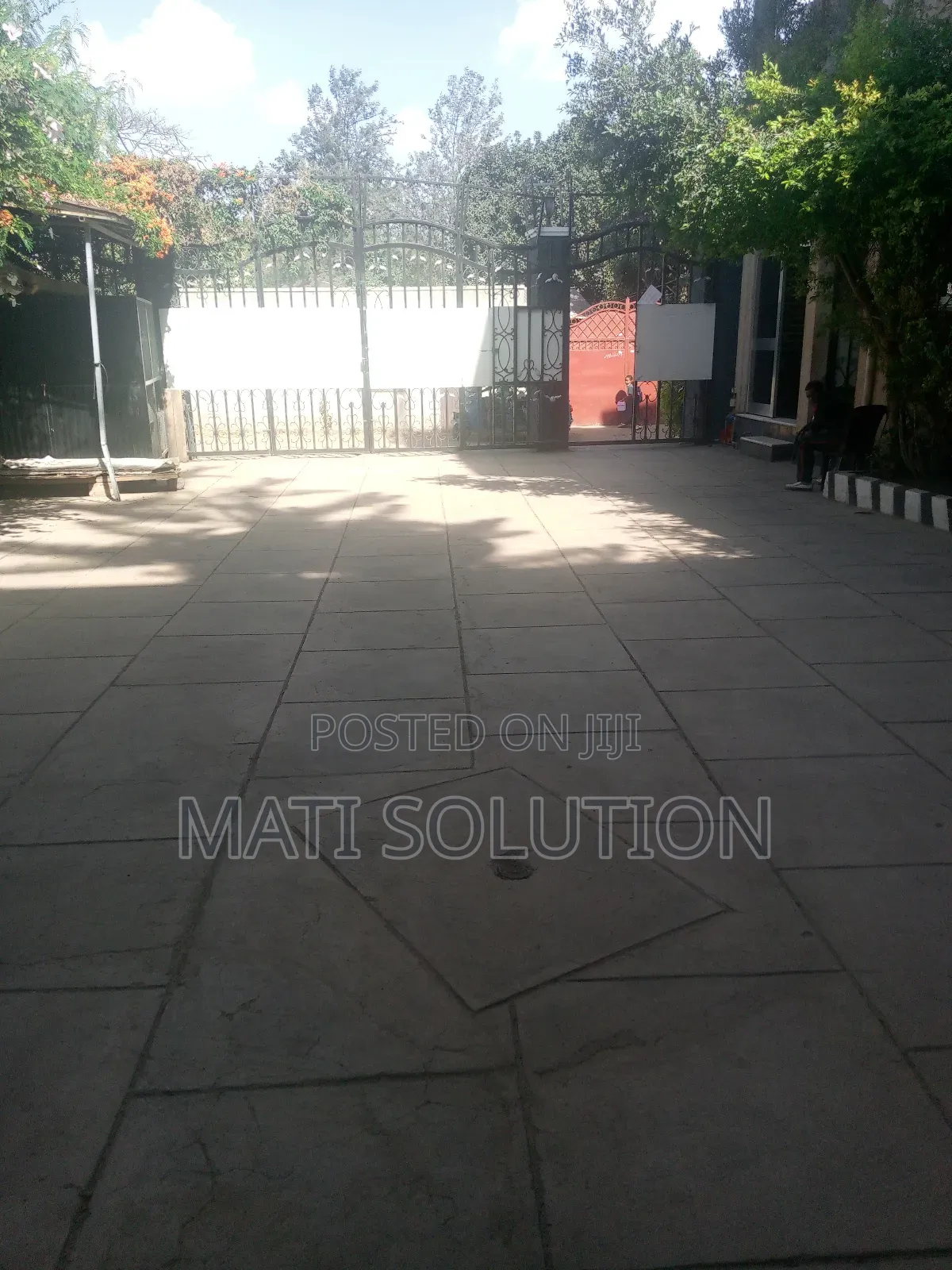 27 ክላስ ያለው ገስታውስ ከነ ሙሉ እቃው ከነ ሙሉ ግቢው እሚከራይ የለመደ ቦታ