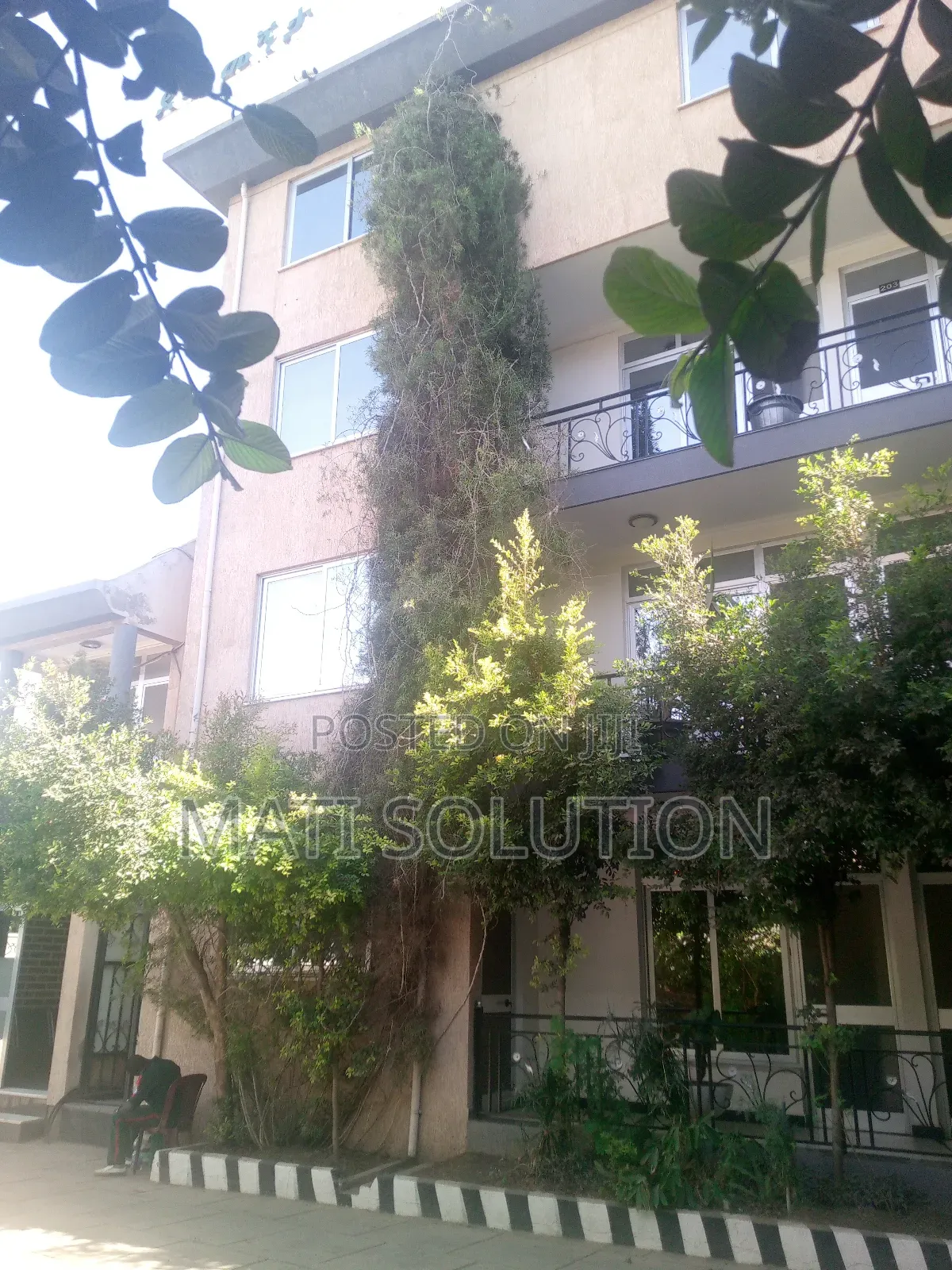 27 ክላስ ያለው ገስታውስ ከነ ሙሉ እቃው ከነ ሙሉ ግቢው እሚከራይ የለመደ ቦታ