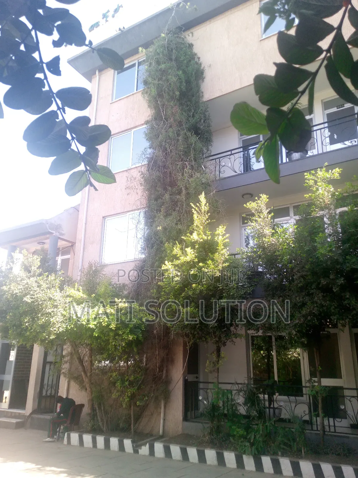 27 ክላስ ያለው ገስታውስ ከነ ሙሉ እቃው ከነ ሙሉ ግቢው እሚከራይ የለመደ ቦታ