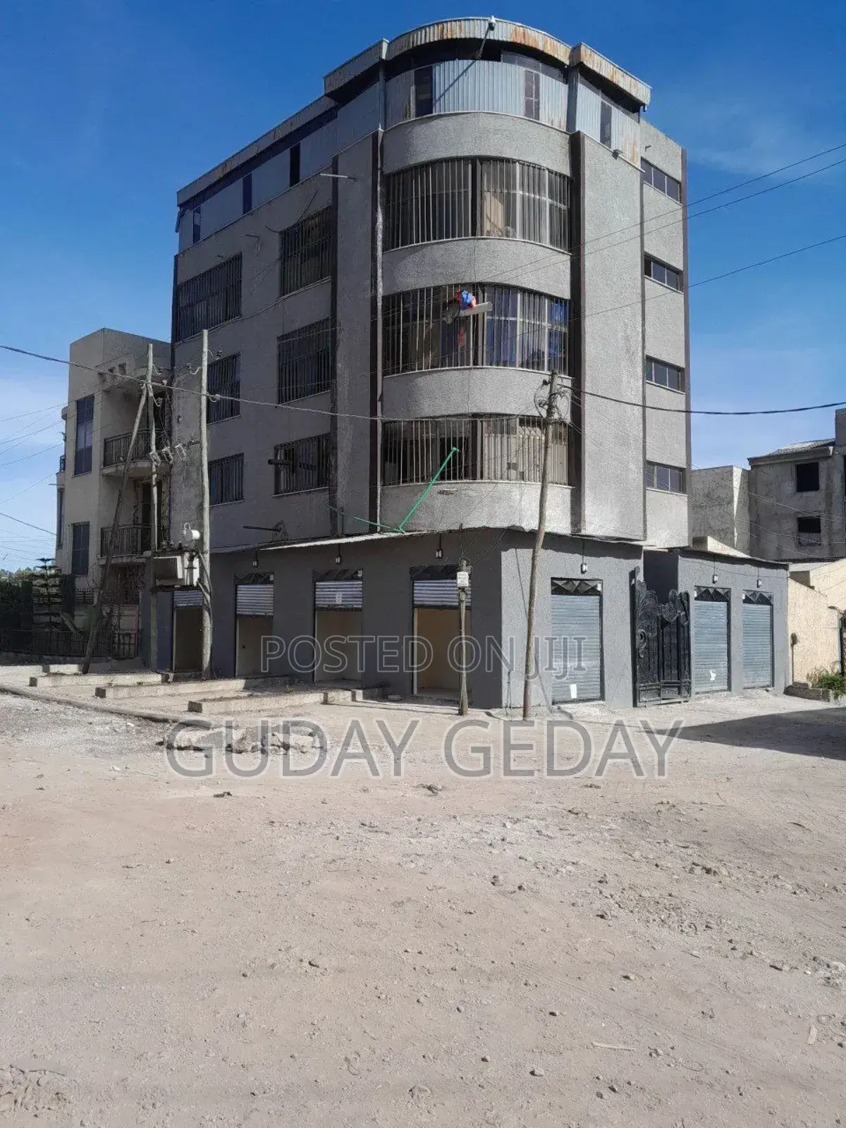 የካልሲ ማምረቻ ድርጅት ህንፃ 
ሙሉ ህንፃው 200 ካሬ ላይ ያረፈ G+4 ሲሆን