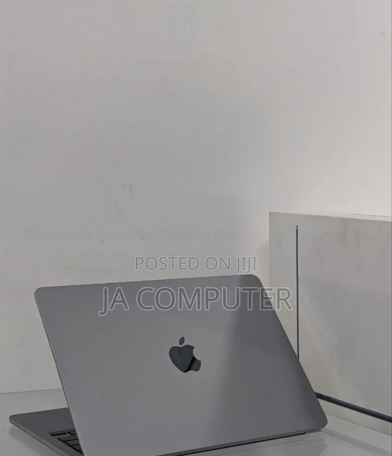 New Laptop Apple MacBook Air 2022 M2 8GB Apple M2 SSD 256GB