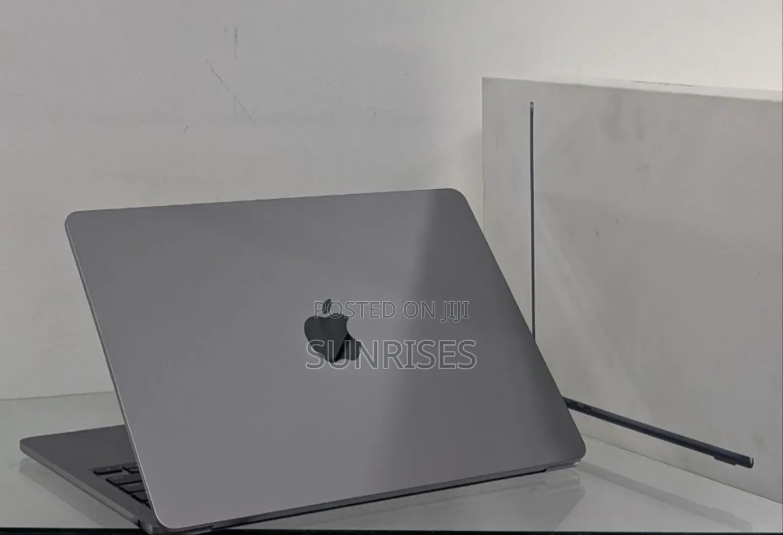 New Laptop Apple MacBook Air 2024 M3 13-Inch 8GB Apple M3 SSD 256GB