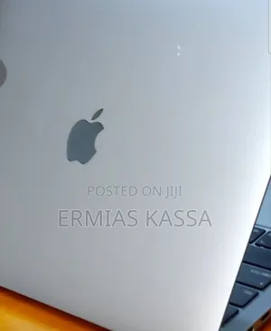 Photo - New Laptop Apple MacBook Pro 2020 M1 8GB Apple M1 Pro SSD 256GB