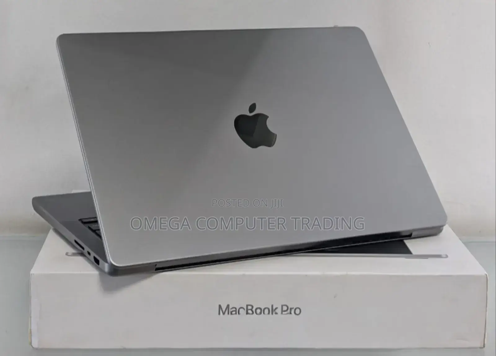 New Laptop Apple MacBook Pro 2022 M2 16GB Apple M2 SSD 512GB