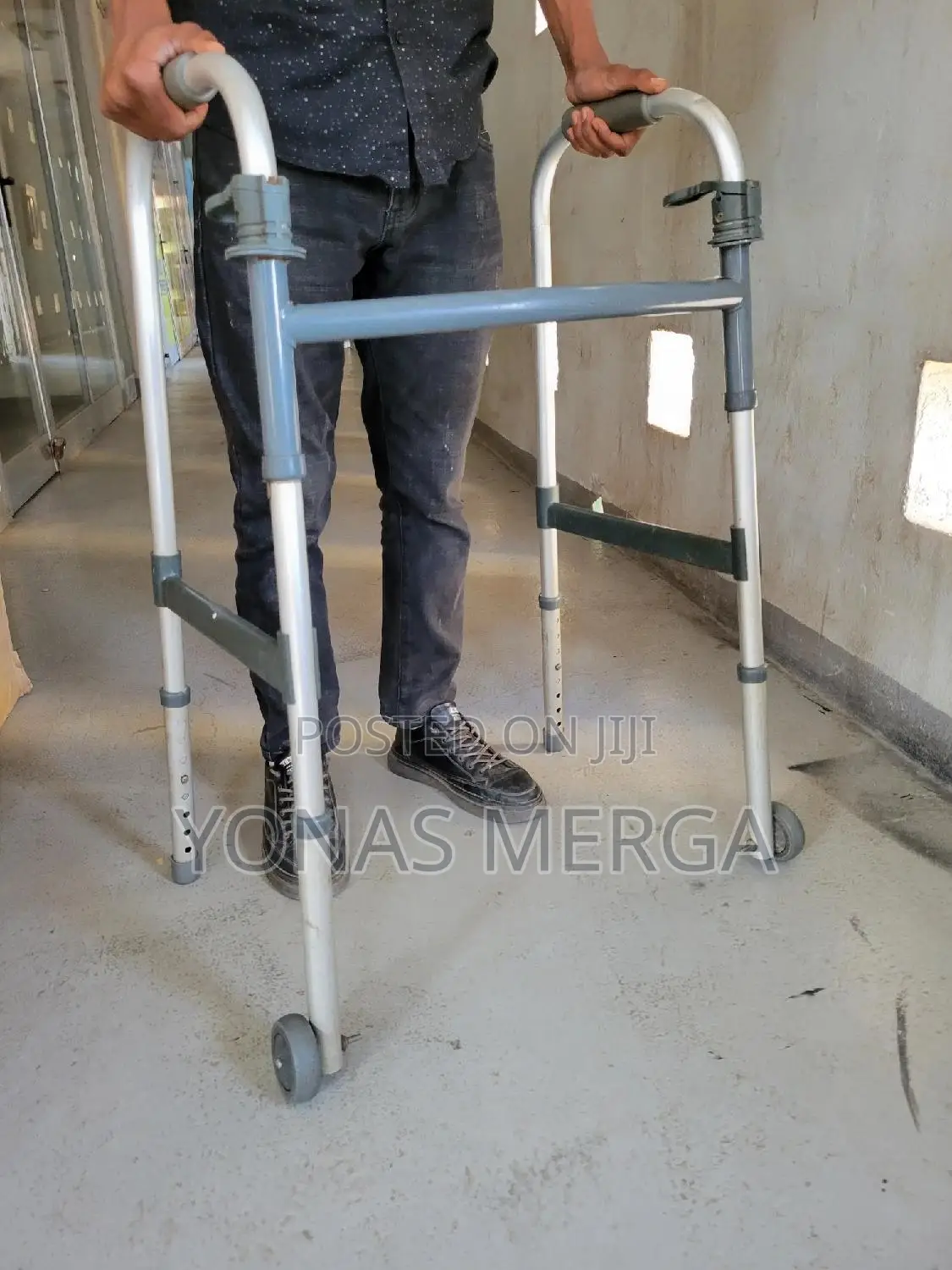 Adjustable Folding Walker፮豳fingers, Palms or Side of Hand.