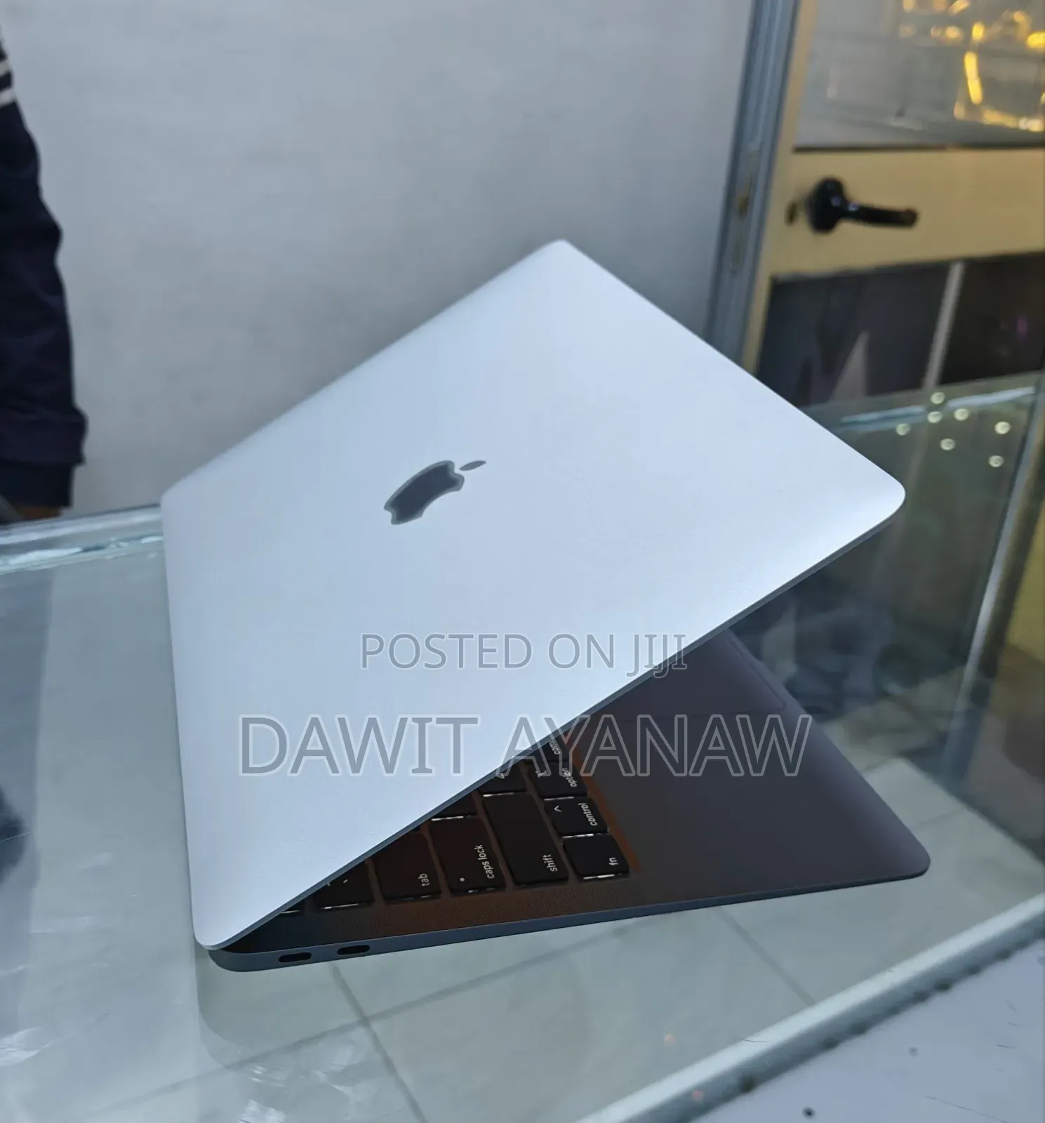 New Laptop Apple MacBook Pro 2020 8GB Intel Core I5 SSD 256GB