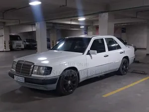 Photo - Mercedes-Benz 230E 1994 White