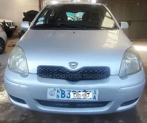 Photo - Toyota Vitz 2004 Silver