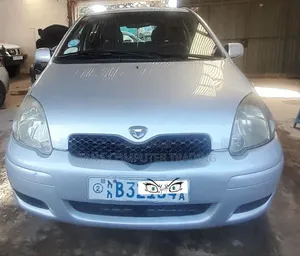 Toyota Vitz 2004 Silver