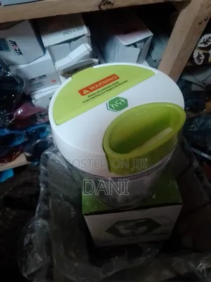 እናት የሽንኩርት መፍጫ