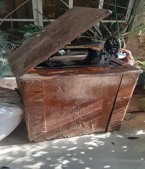 Vintage Singer Treadle Sewing Machine With Wooden Cabinet –