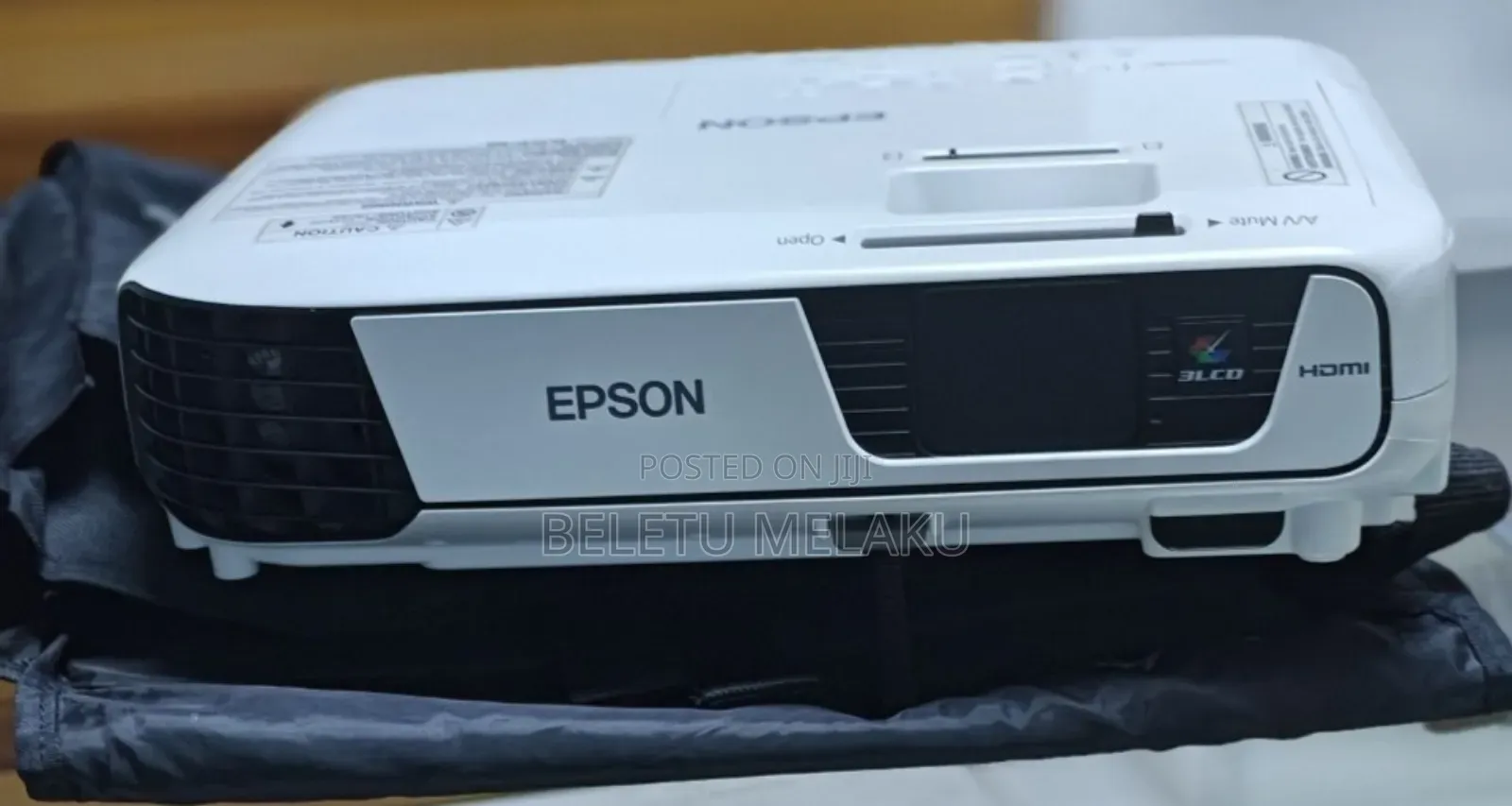 Brand New Epson Projector With Bag and Remote Model Na