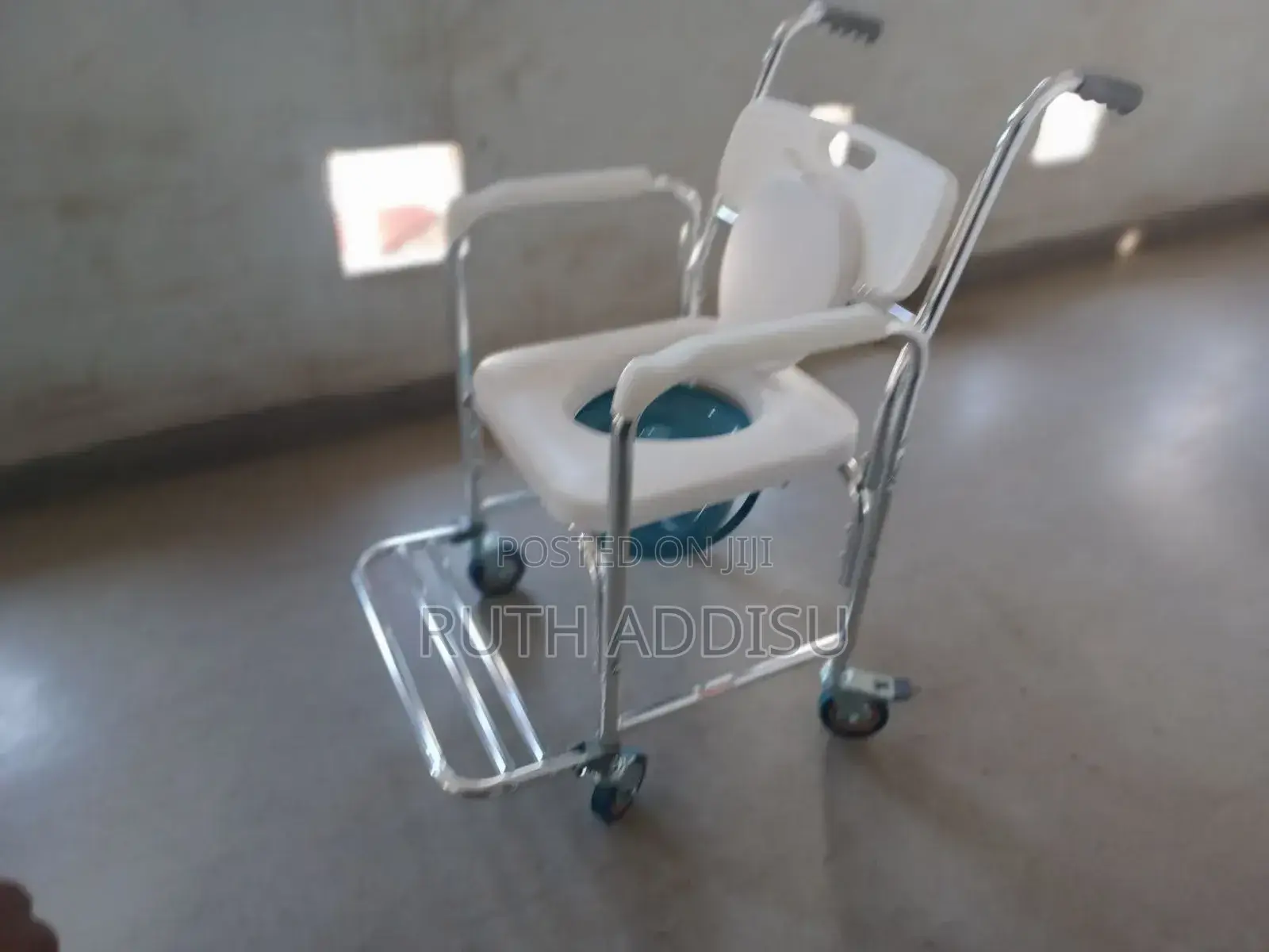 ባለ ጎማ የታካሚ ባለ ፖፖ መቀመጫ14commode Chair43የሽንት ቤት ኮሞድ Commode