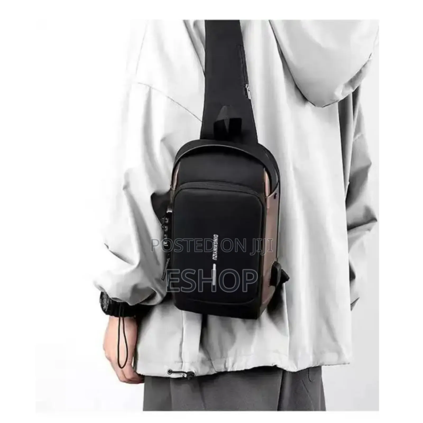 **Everyday Essential Crossbody Bag – Durable Practical**