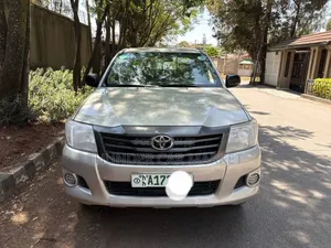 Photo - Toyota Hilux 2014 Gold