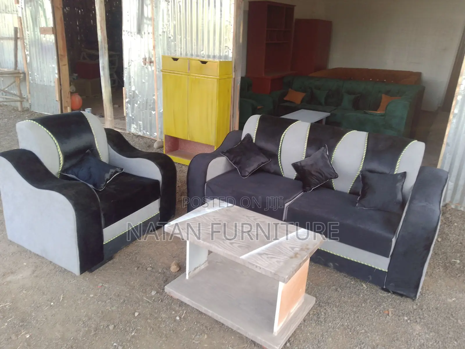 ሶፋ ለጠባብ ቤት የሚሆን ሦስት ባለ አንድ እና አንድ ባለአንድ በመረጡት የዲዛይን አማራጭ