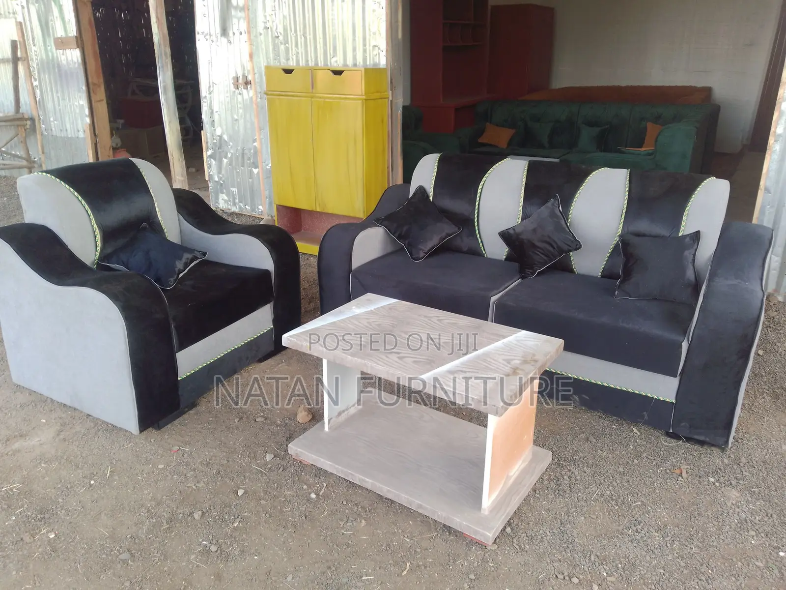 ሶፋ ለጠባብ ቤት የሚሆን ሦስት ባለ አንድ እና አንድ ባለአንድ በመረጡት የዲዛይን አማራጭ