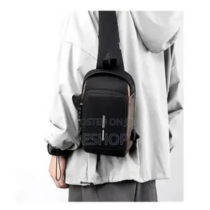 **Chic Unisex Shoulder Bag – Spacious Stylish**