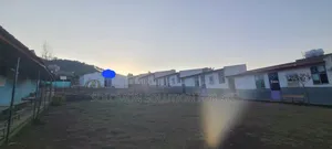 የሚሸጥ ትምርት ቤት