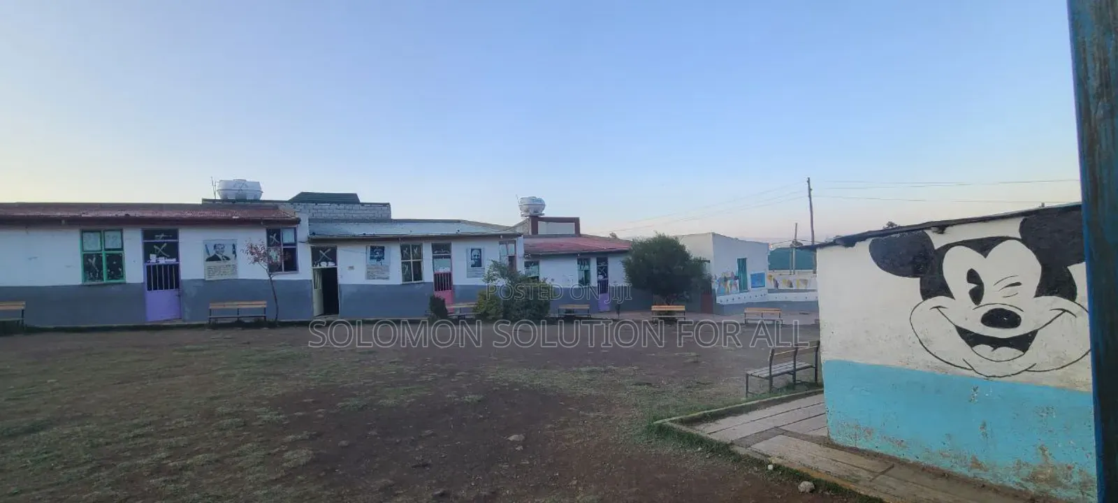 የሚሸጥ ትምርት ቤት