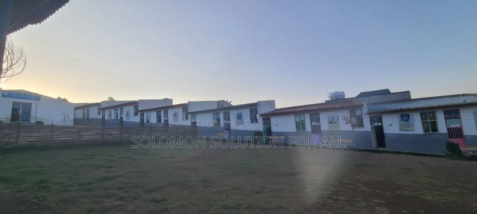 የሚሸጥ ትምርት ቤት