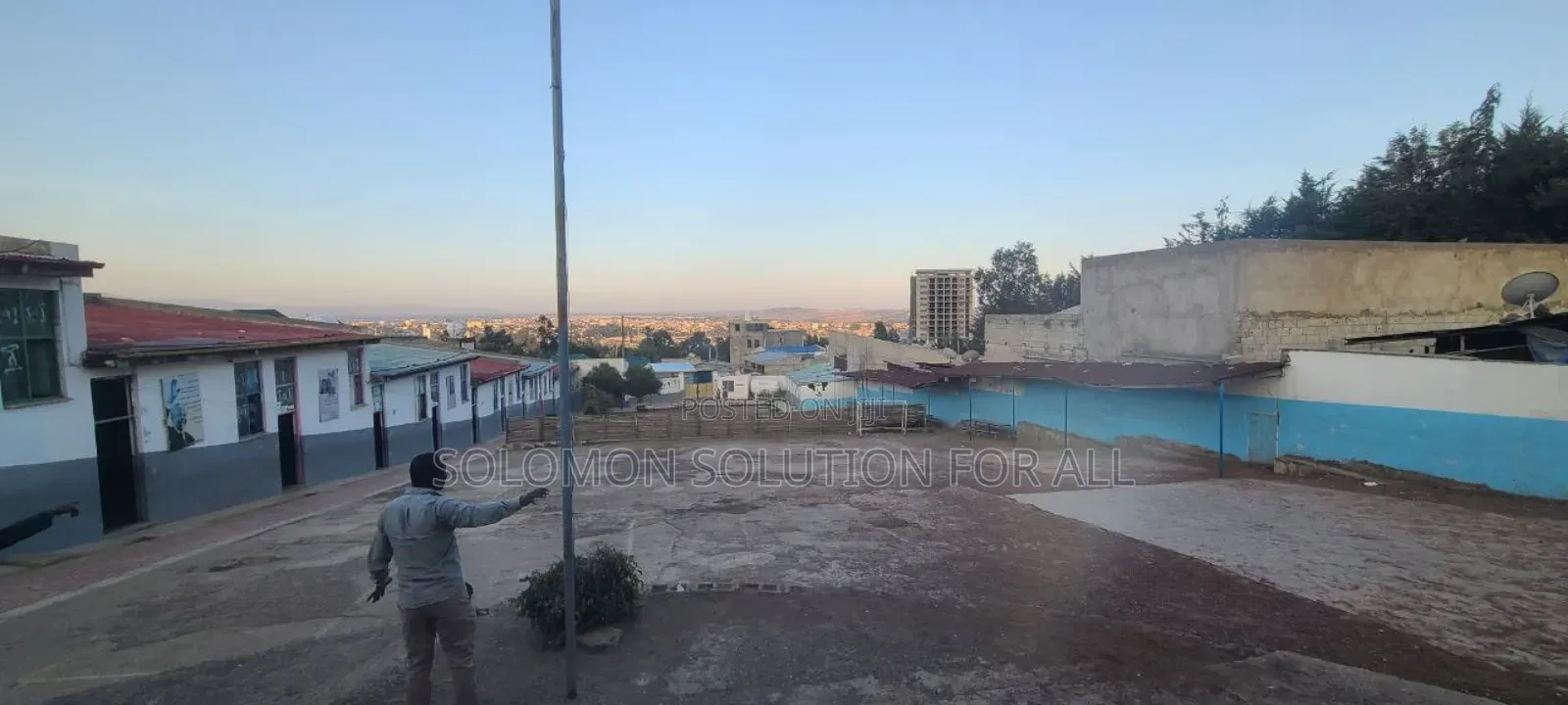 የሚሸጥ ትምርት ቤት