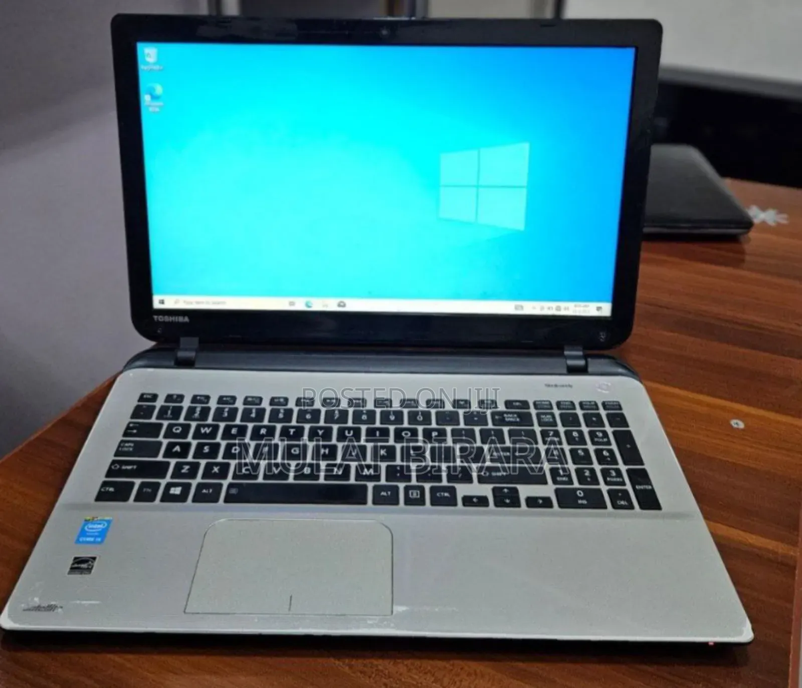 Laptop Toshiba Satellite L555 4GB Intel Core I5 HDD 500GB